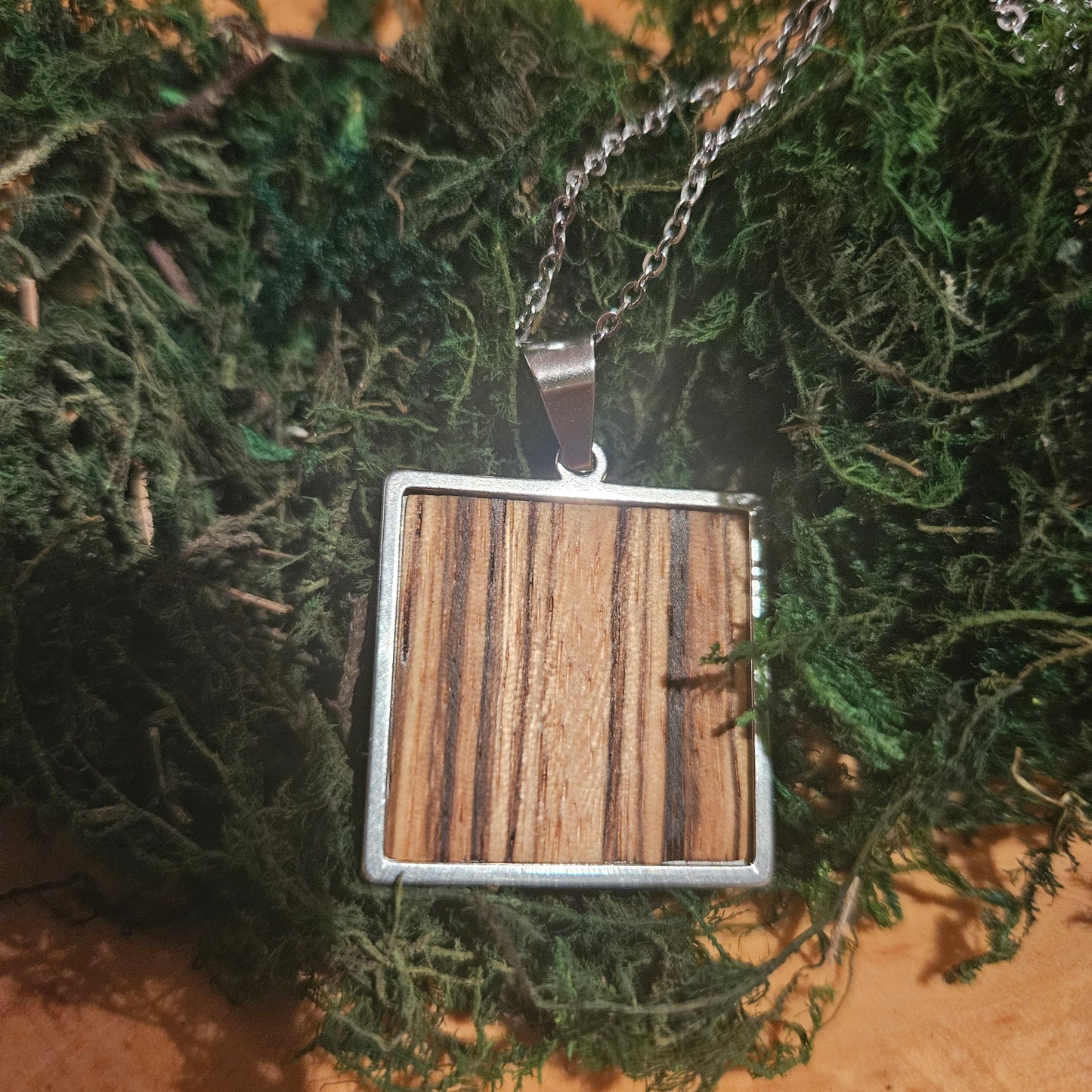 SMV-Edelstahlhalskette mit  Zebrano-Holz