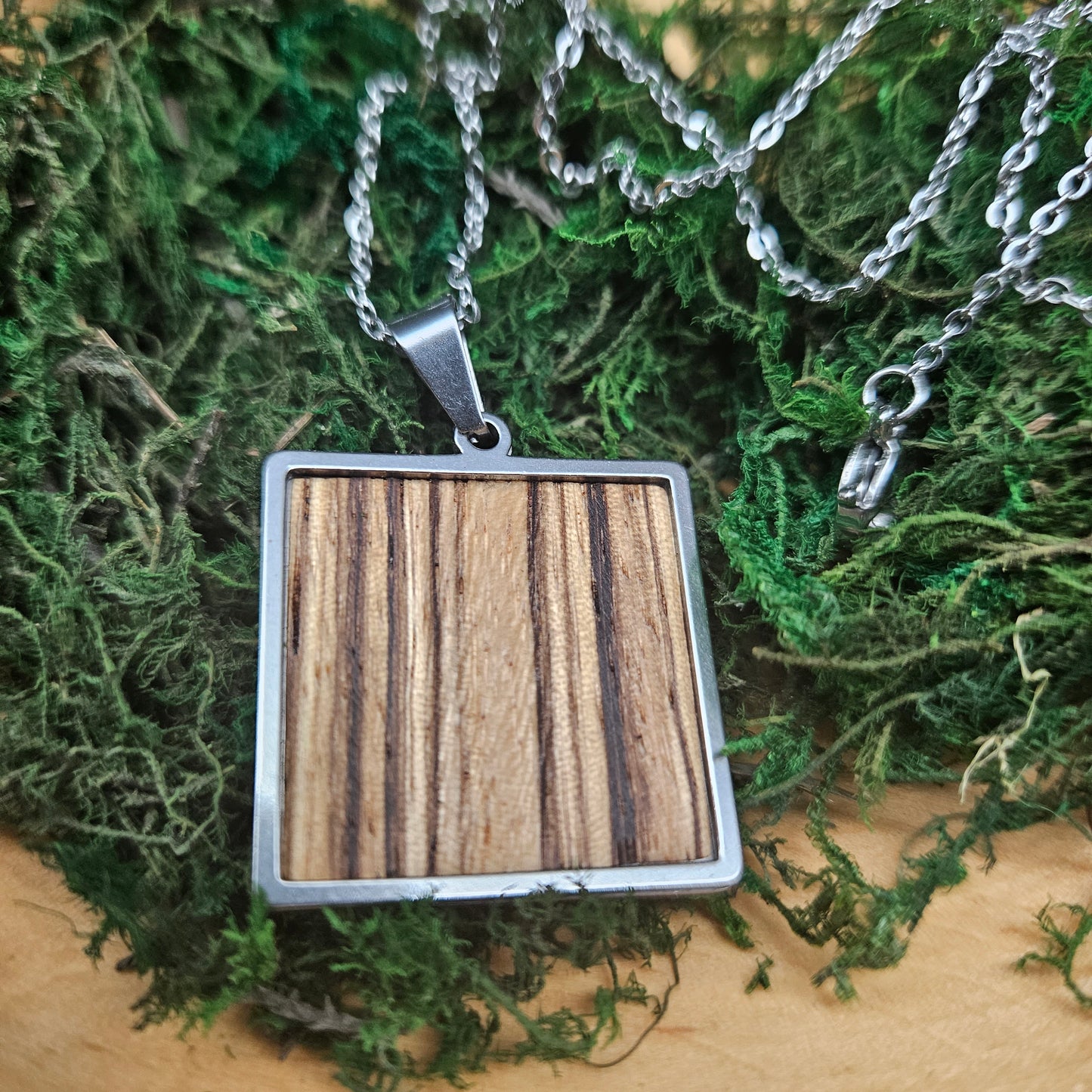 SMV-Edelstahlhalskette mit  Zebrano-Holz
