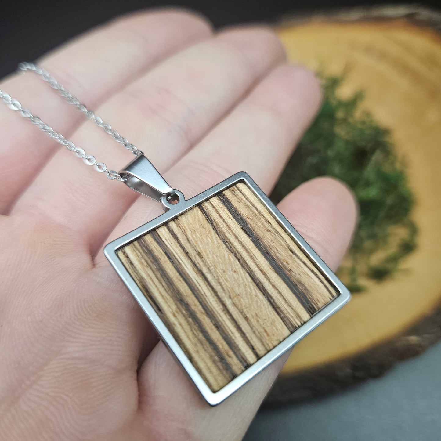 SMV-Edelstahlhalskette mit  Zebrano-Holz