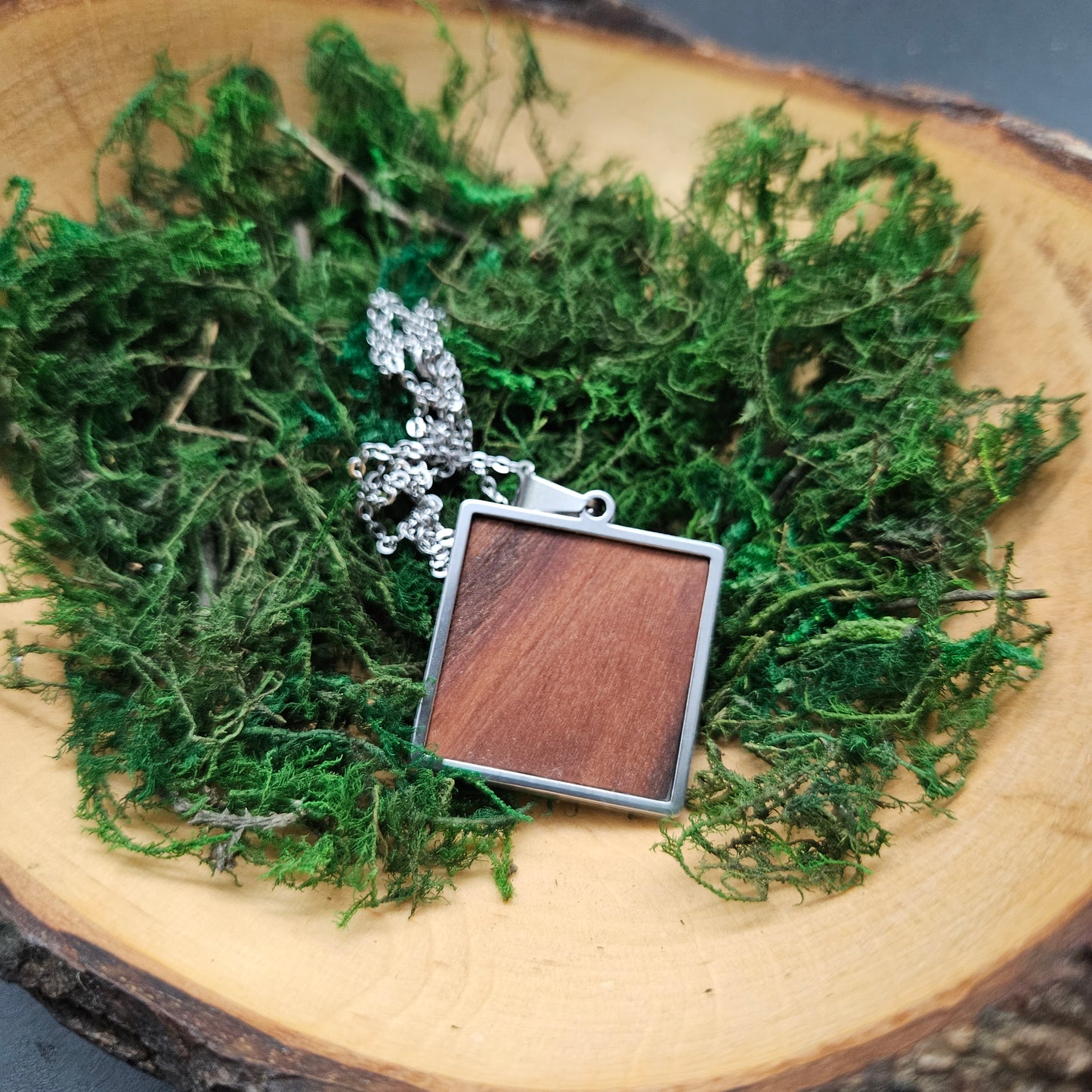 SMV-Edelstahlhalskette aus Restteak-Holz