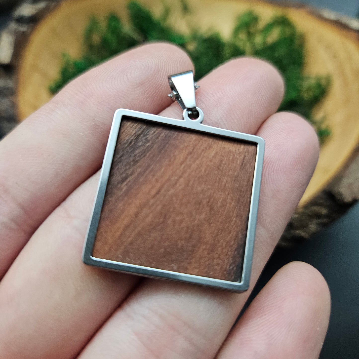 SMV-Edelstahlhalskette aus Restteak-Holz