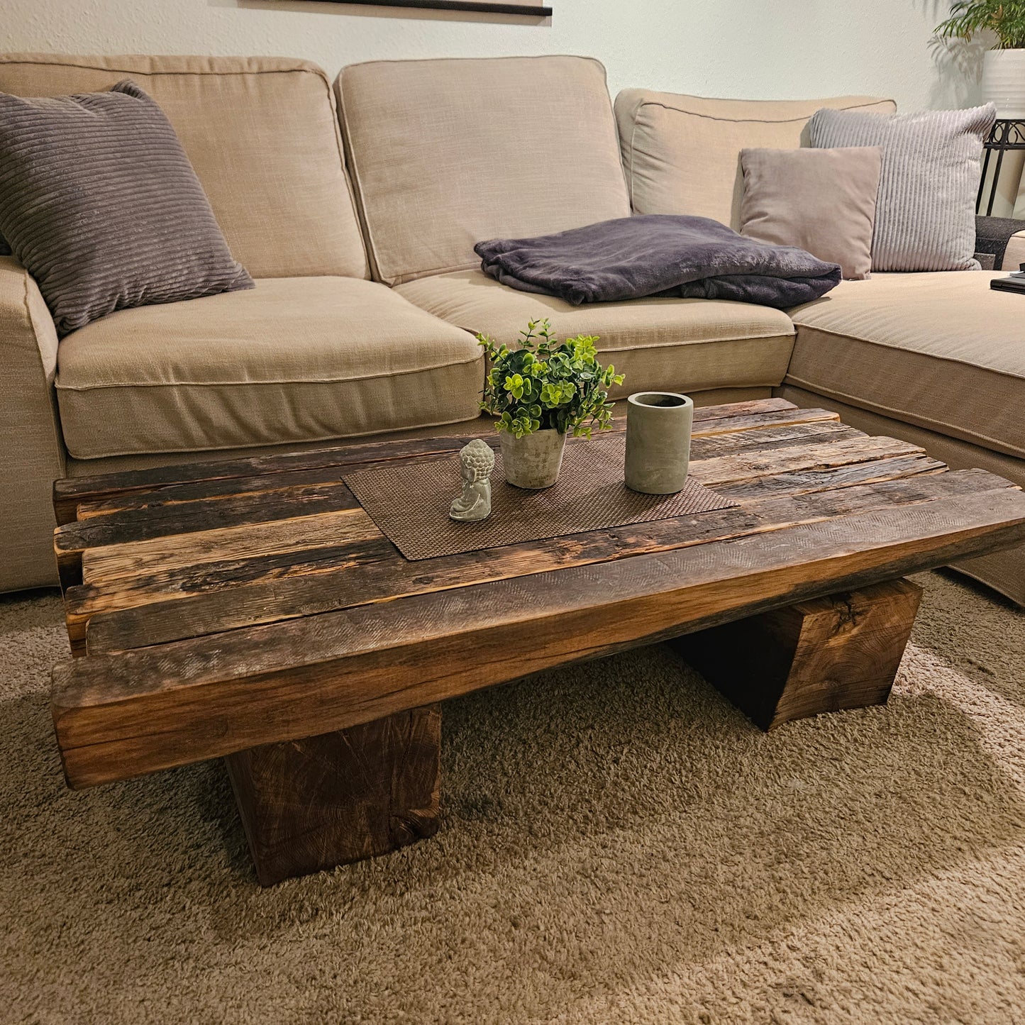 Couchtisch "Loftana" aus massiven alten Balken