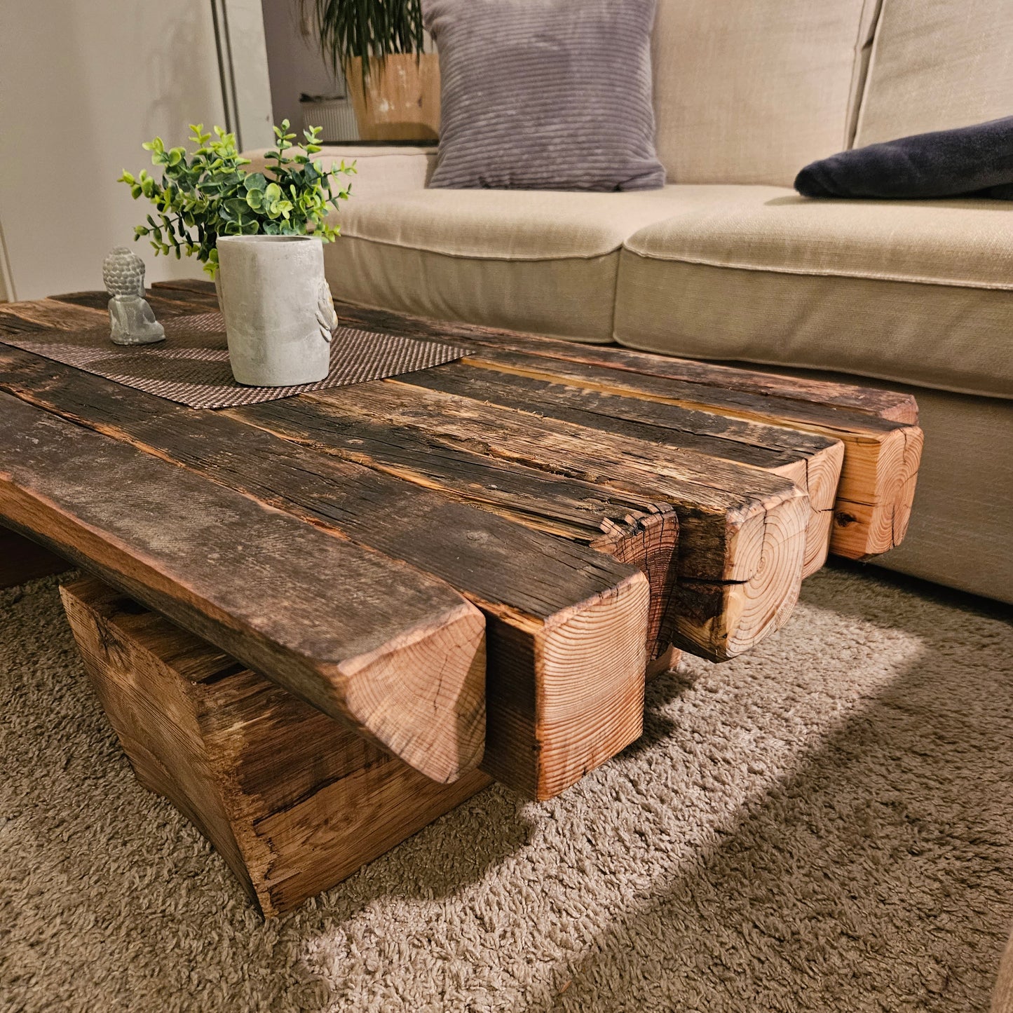 Couchtisch "Loftana" aus massiven alten Balken