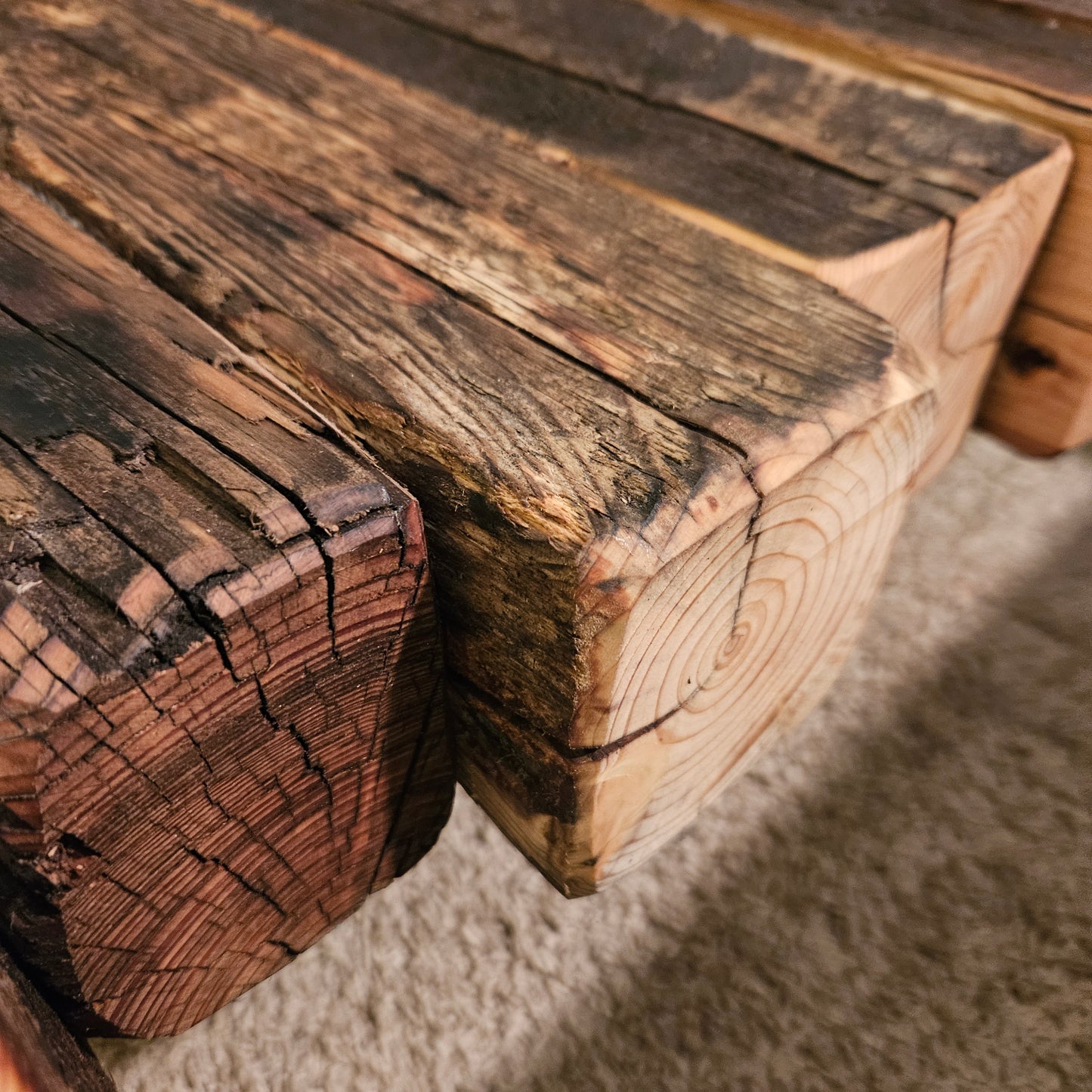 Couchtisch "Loftana" aus massiven alten Balken