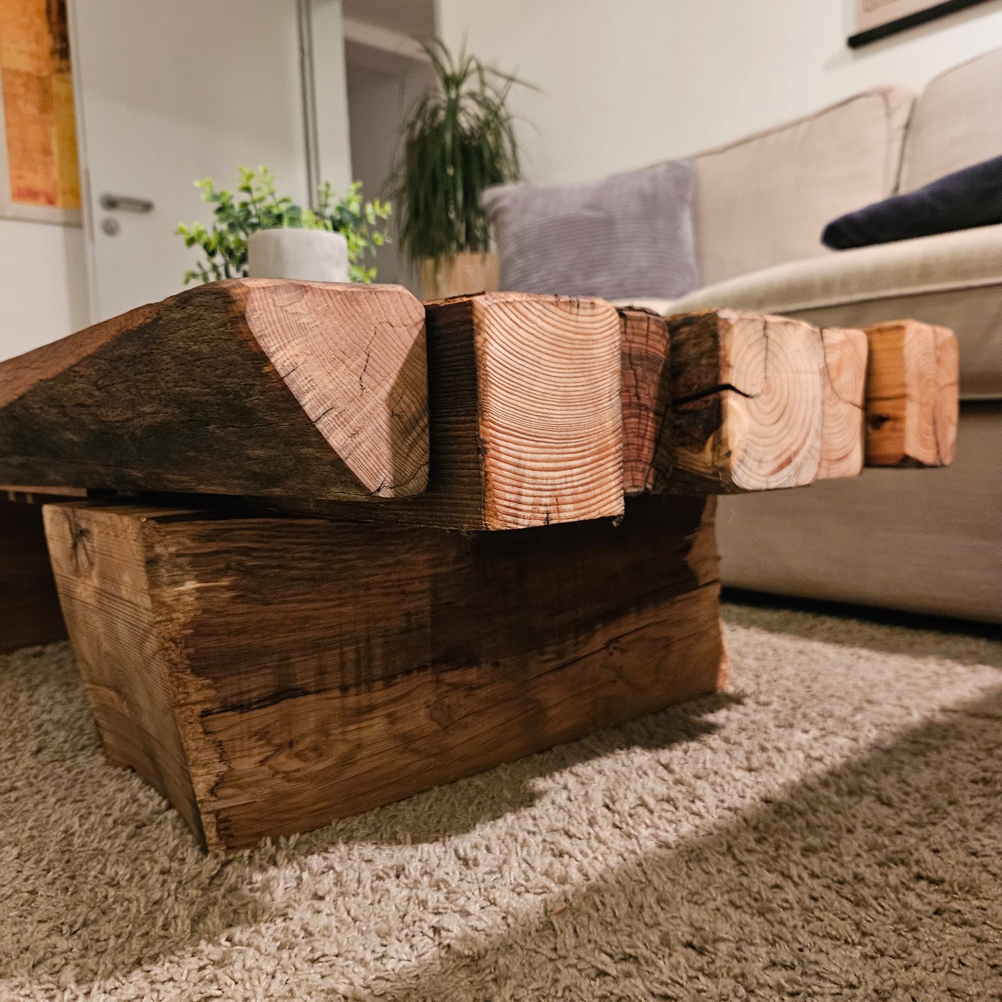 Couchtisch "Loftana" aus massiven alten Balken