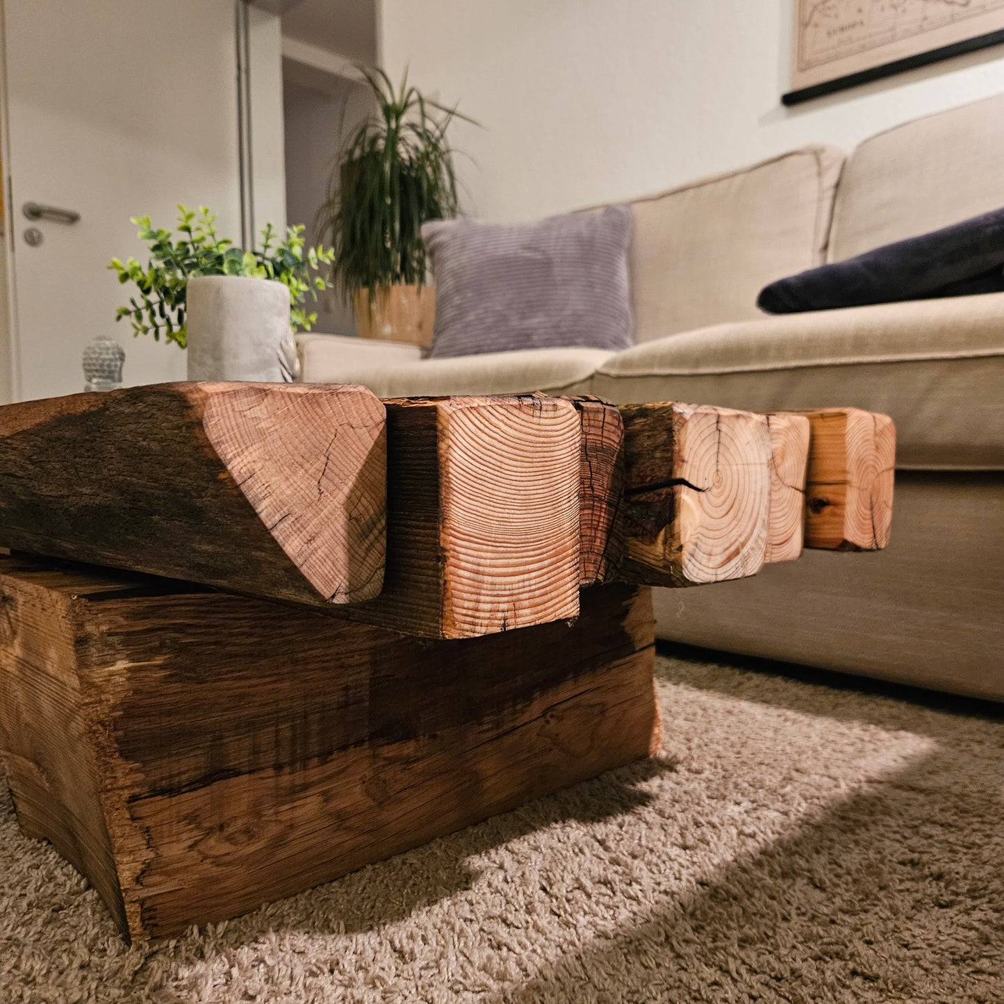 Couchtisch "Loftana" aus massiven alten Balken