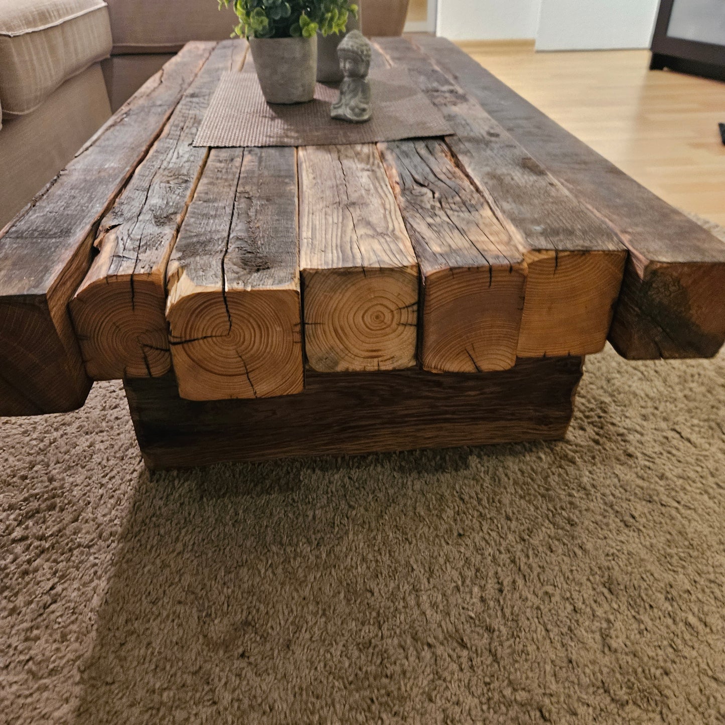 Couchtisch "Loftana" aus massiven alten Balken