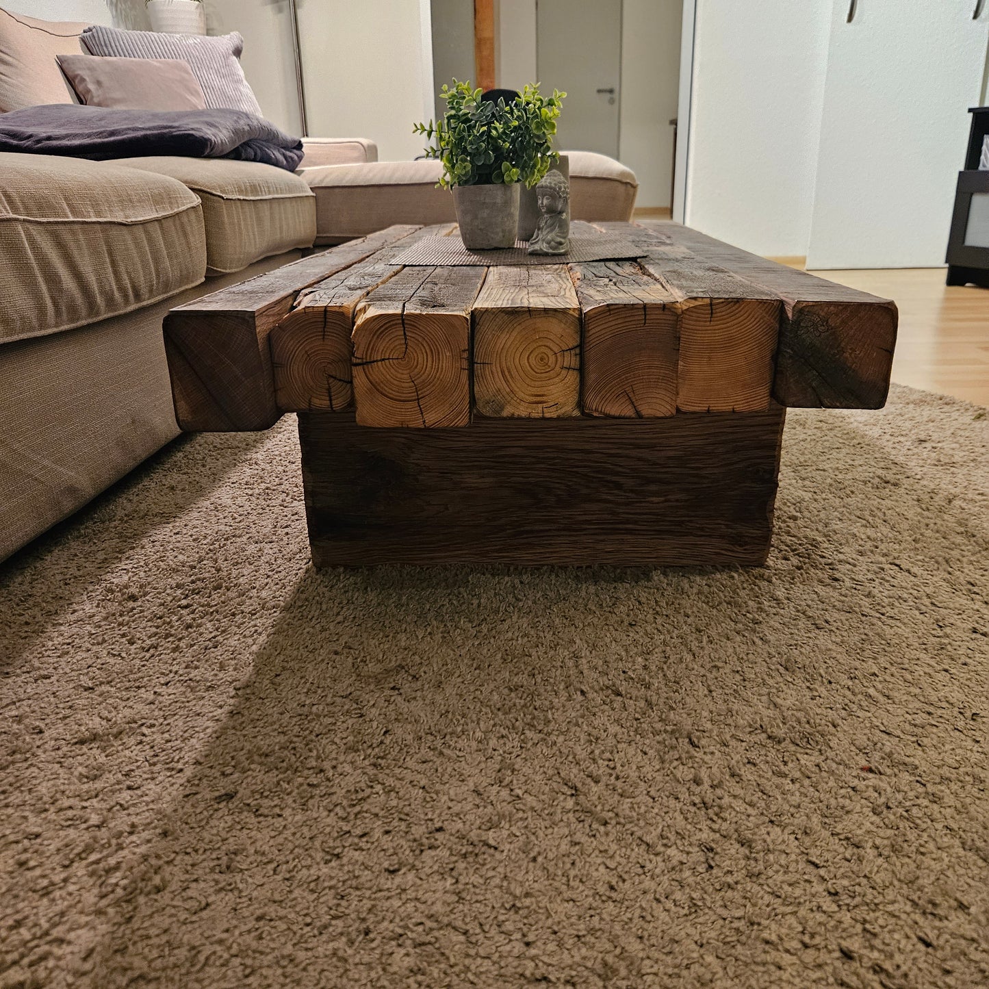 Couchtisch "Loftana" aus massiven alten Balken
