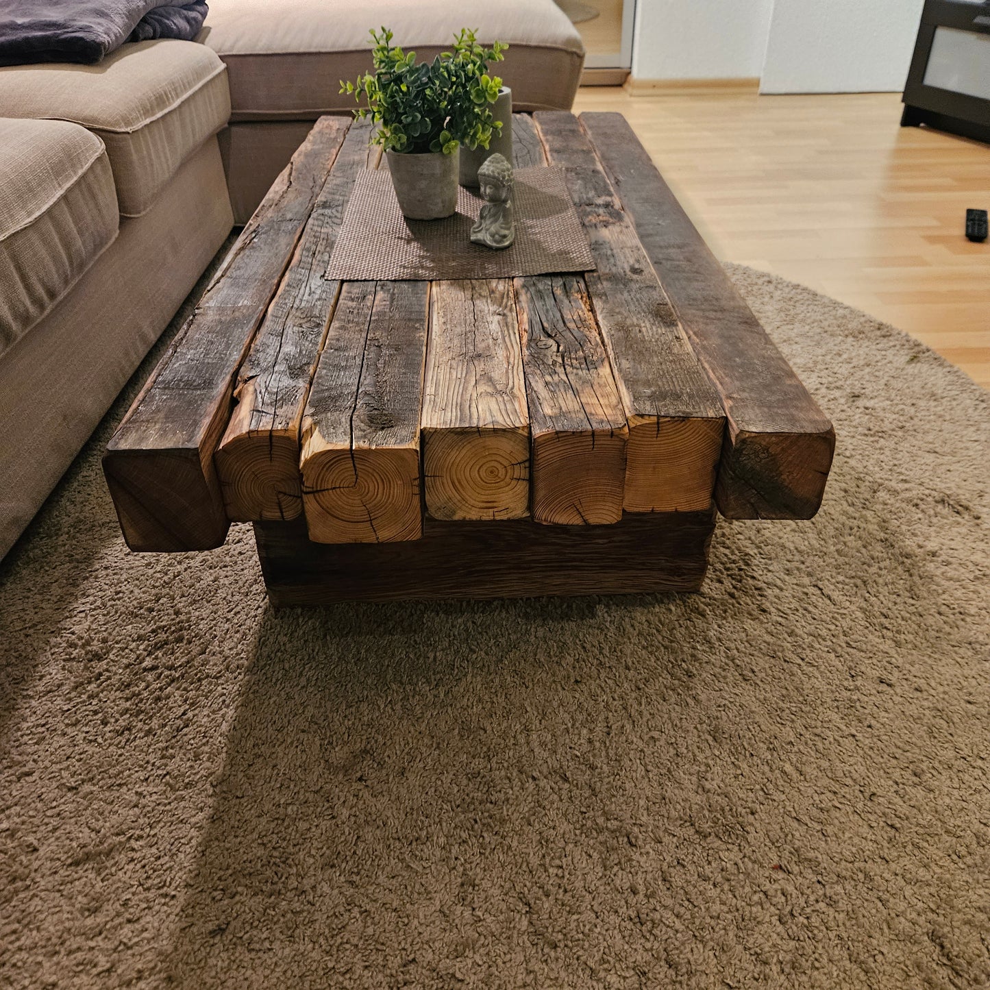 Couchtisch "Loftana" aus massiven alten Balken