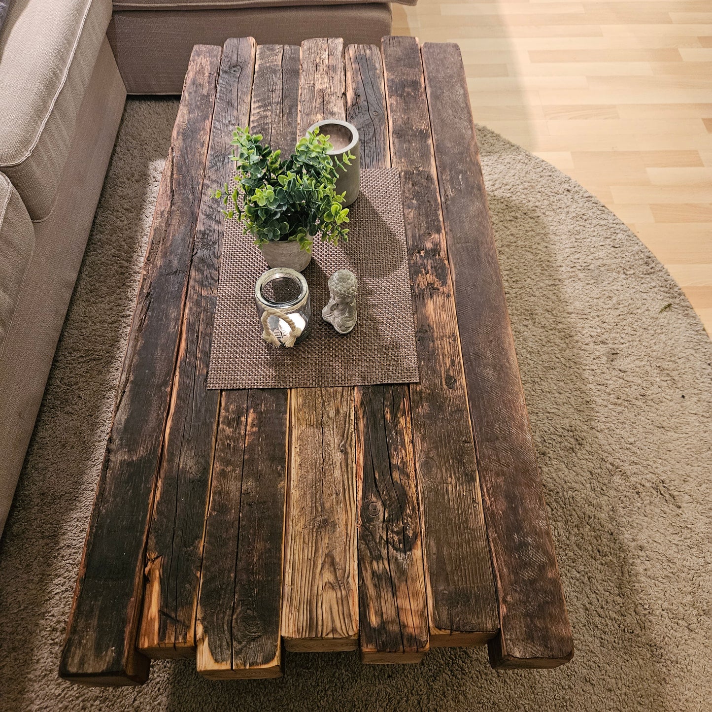 Couchtisch "Loftana" aus massiven alten Balken