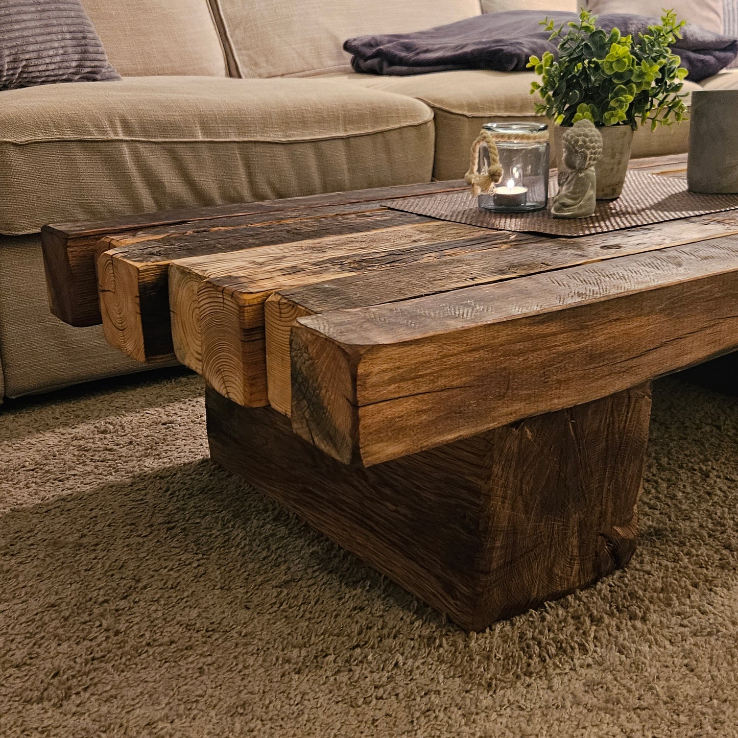 Couchtisch "Loftana" aus massiven alten Balken