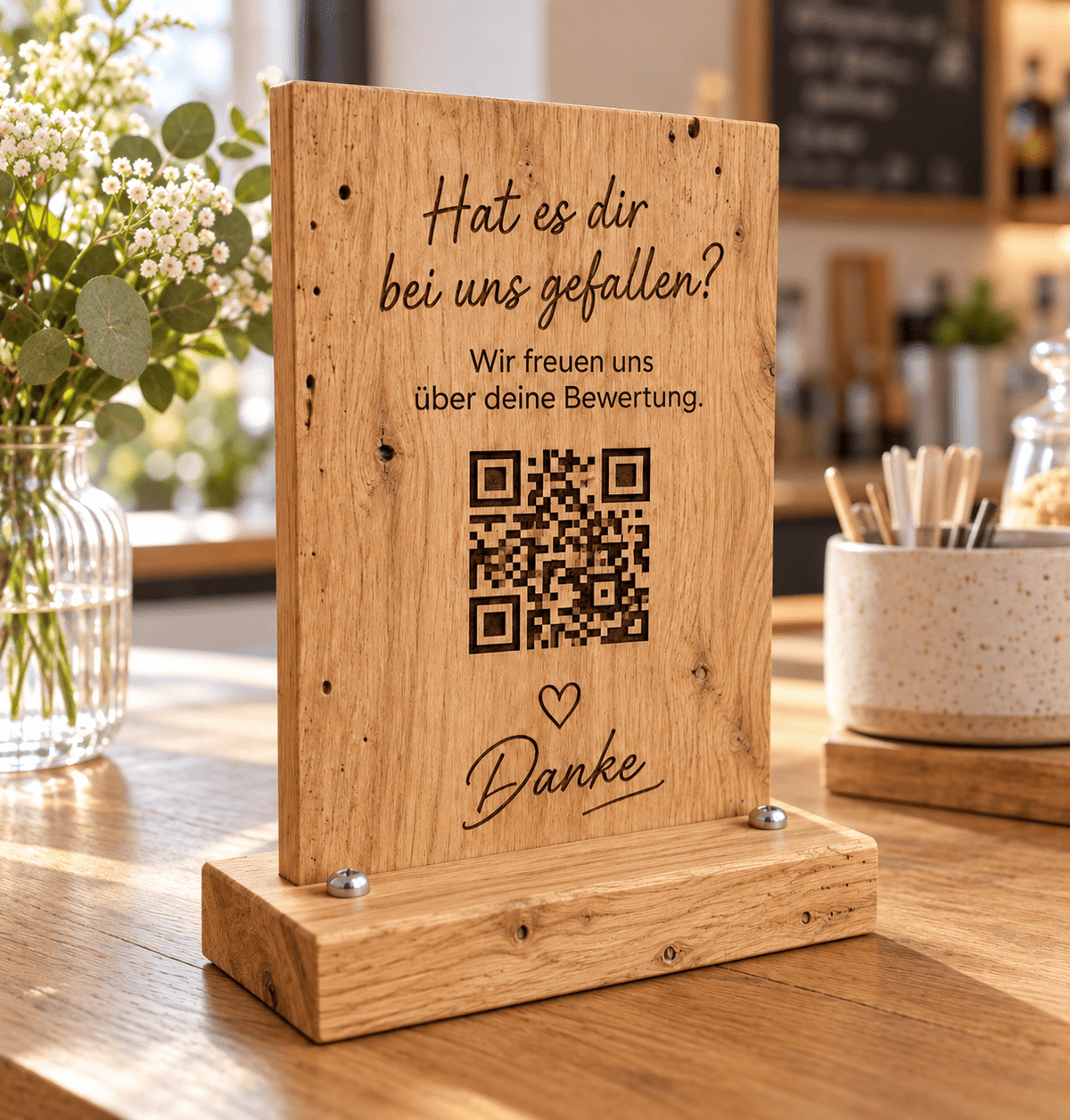 Bewertungsplatz – Bewertungs-QR-Aufsteller aus heller Wurmeiche im Einsatz