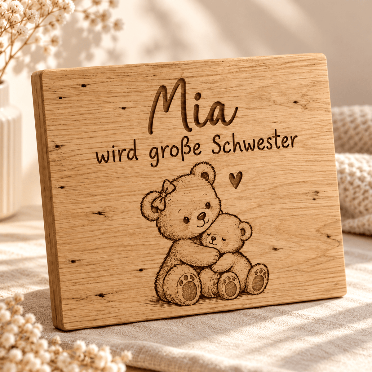 Geschwisterglück – Erinnerungstafel für große Geschwister, Gravur und Holzdetail; digitale Gestaltungsvisualisierung