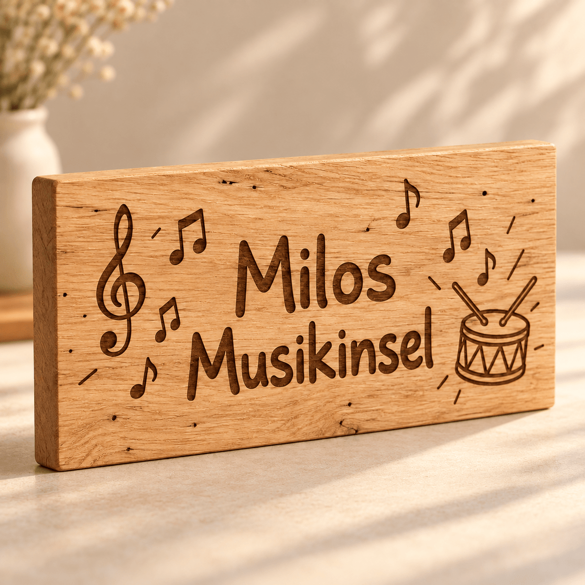 Musikinsel – Personalisiertes Schild für die Musikecke, Gravur und Holzdetail; digitale Gestaltungsvisualisierung