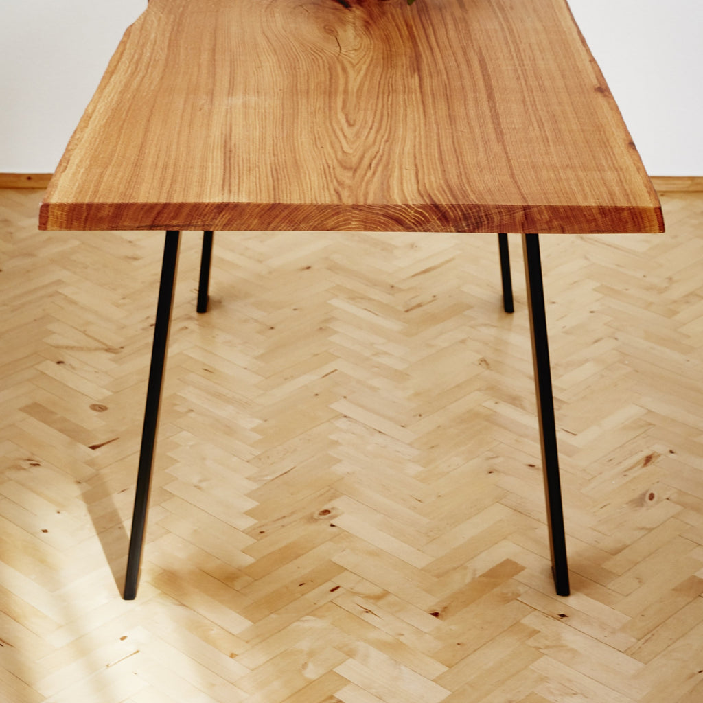 Tischplatten aus Massiver Eiche mit Metallkufen in verschiedenen Optiken.