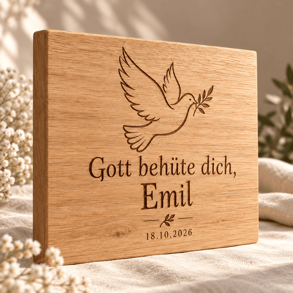 Taufsegen – Personalisiertes Taufschild aus Eiche, Gravur und Holzdetail; digitale Gestaltungsvisualisierung