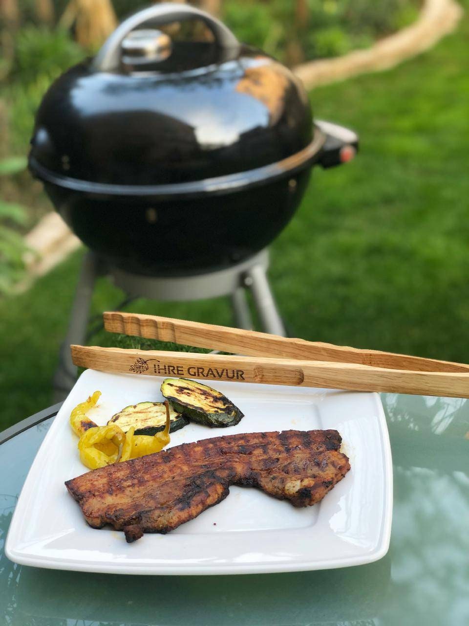 2* BBQ Grillzange Holz, modernes Design, perfekt für deinen Grillabend mit der Familie oder Freunden