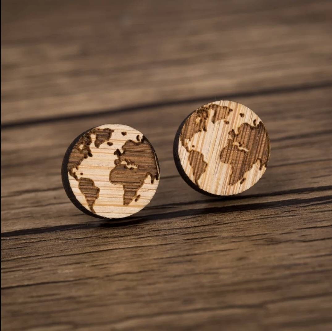 Ohrstecker aus Holz, mit Lasergravur Weltkarte, sehr schick und hochwertig