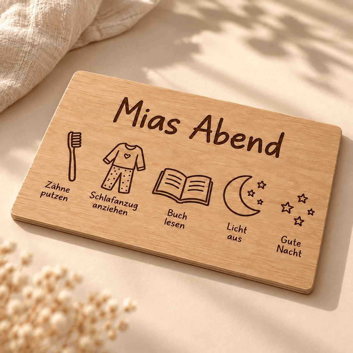 Abendruhe – Personalisierte Abendroutine-Tafel, Gravur und Holzdetail; digitale Gestaltungsvisualisierung