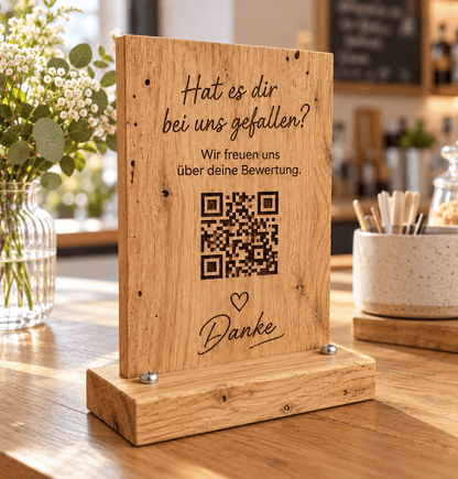 Bewertungsplatz – Bewertungs-QR-Aufsteller aus heller Wurmeiche im Einsatz