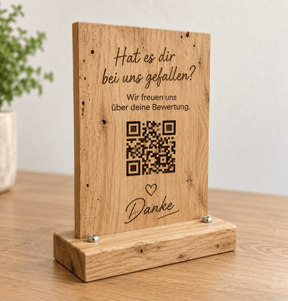 Bewertungsplatz – Bewertungs-QR-Aufsteller aus heller Wurmeiche – Produktansicht mit Beispielpersonalisierung