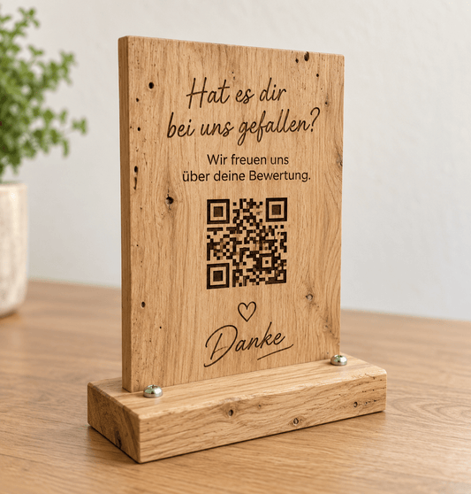 Bewertungsplatz – Bewertungs-QR-Aufsteller aus heller Wurmeiche – Produktansicht mit Beispielpersonalisierung