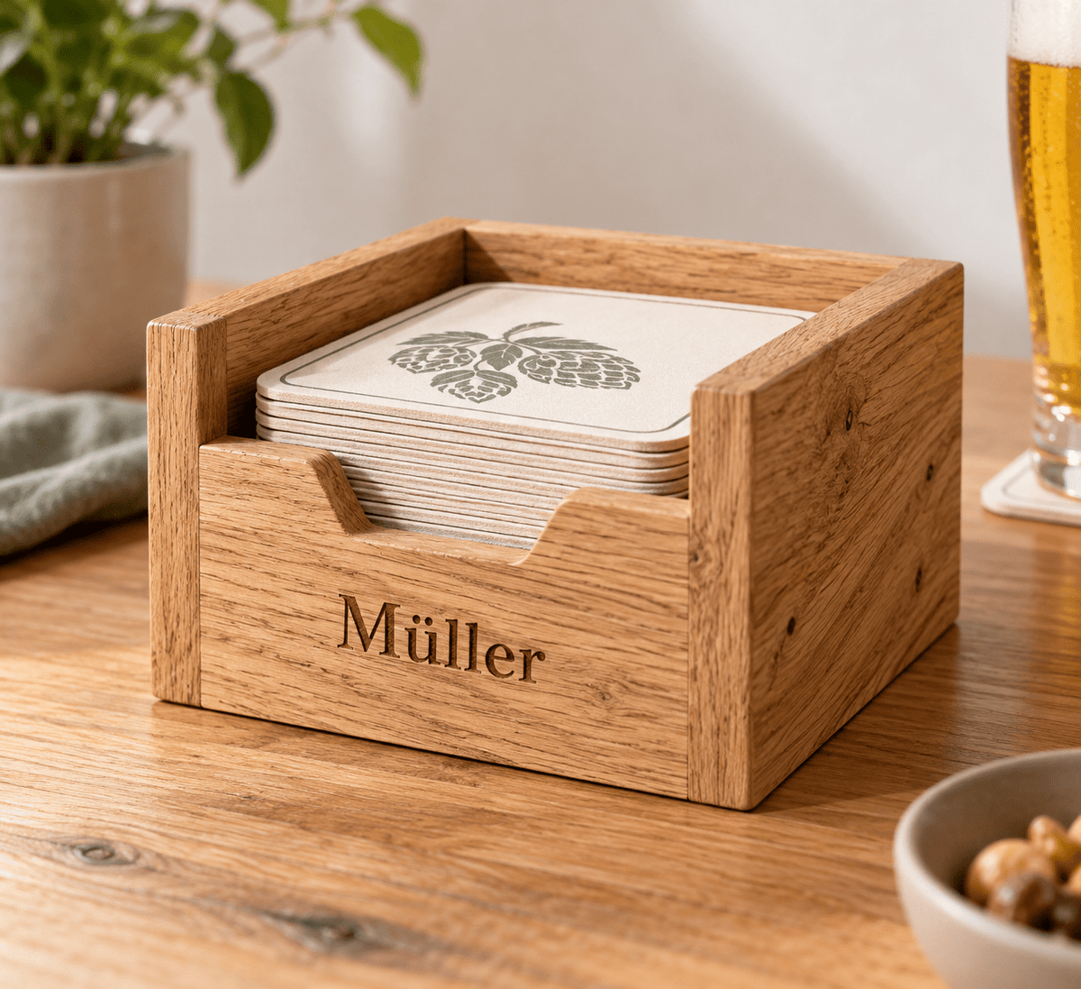 Bierdeckelplatz – Bierdeckelhalter aus Eiche – Produktansicht mit Beispielpersonalisierung