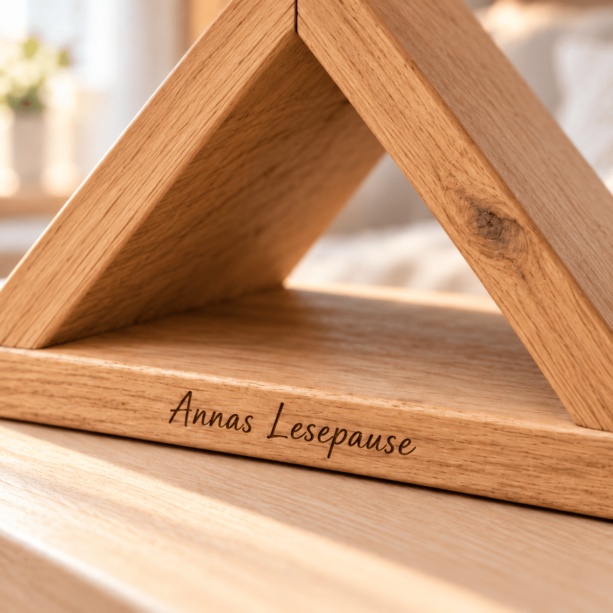 Detail der Namensgravur Annas Lesepause auf der vorderen Eichenkante