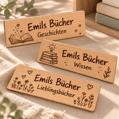 Bücherordnung – Personalisierte Bücherkisten-Schilder im 3er-Set, Gravur und Holzdetail; digitale Gestaltungsvisualisierung