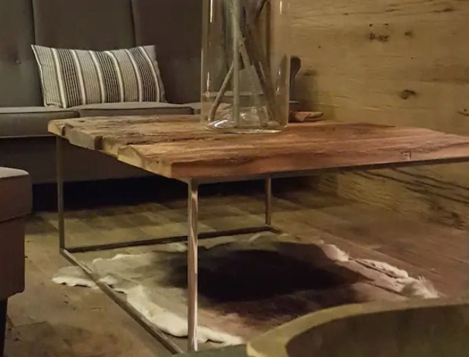 Couchtisch aus alten Eichenbalken und blanken Stahlgestell - Woodequipment24