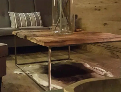 Couchtisch aus alten Eichenbalken und blanken Stahlgestell - Woodequipment24
