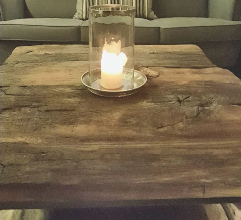 Couchtisch aus alten Eichenbalken und blanken Stahlgestell - Woodequipment24