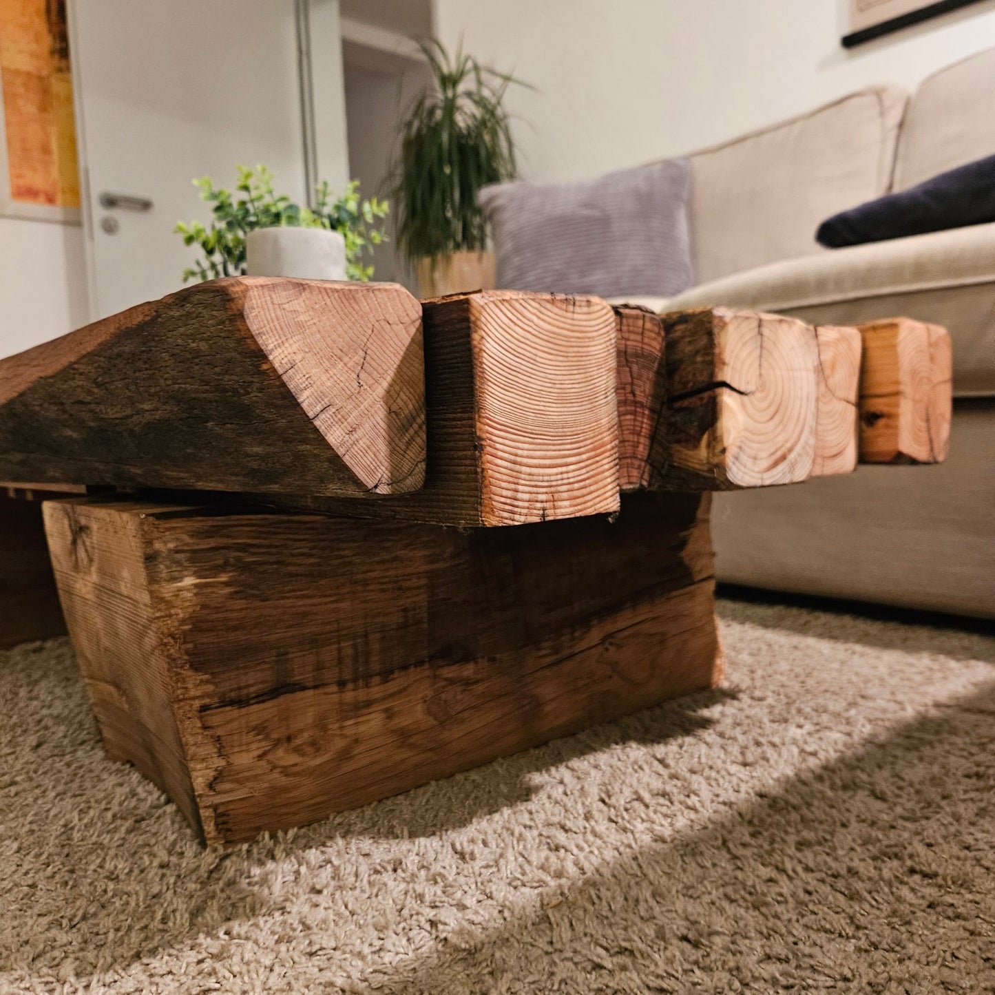 Couchtisch "Loftana" aus massiven alten Balken - Woodequipment24
