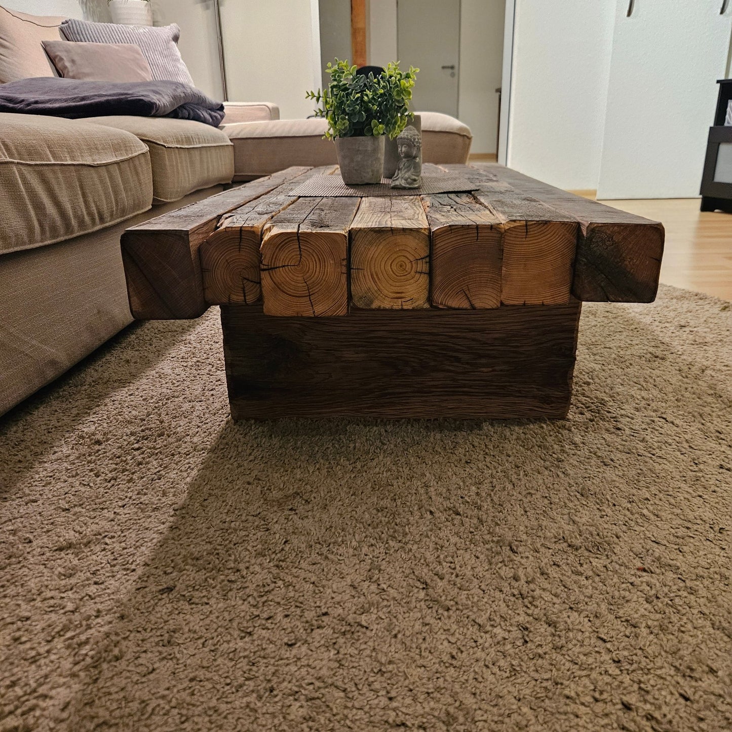 Couchtisch "Loftana" aus massiven alten Balken - Woodequipment24