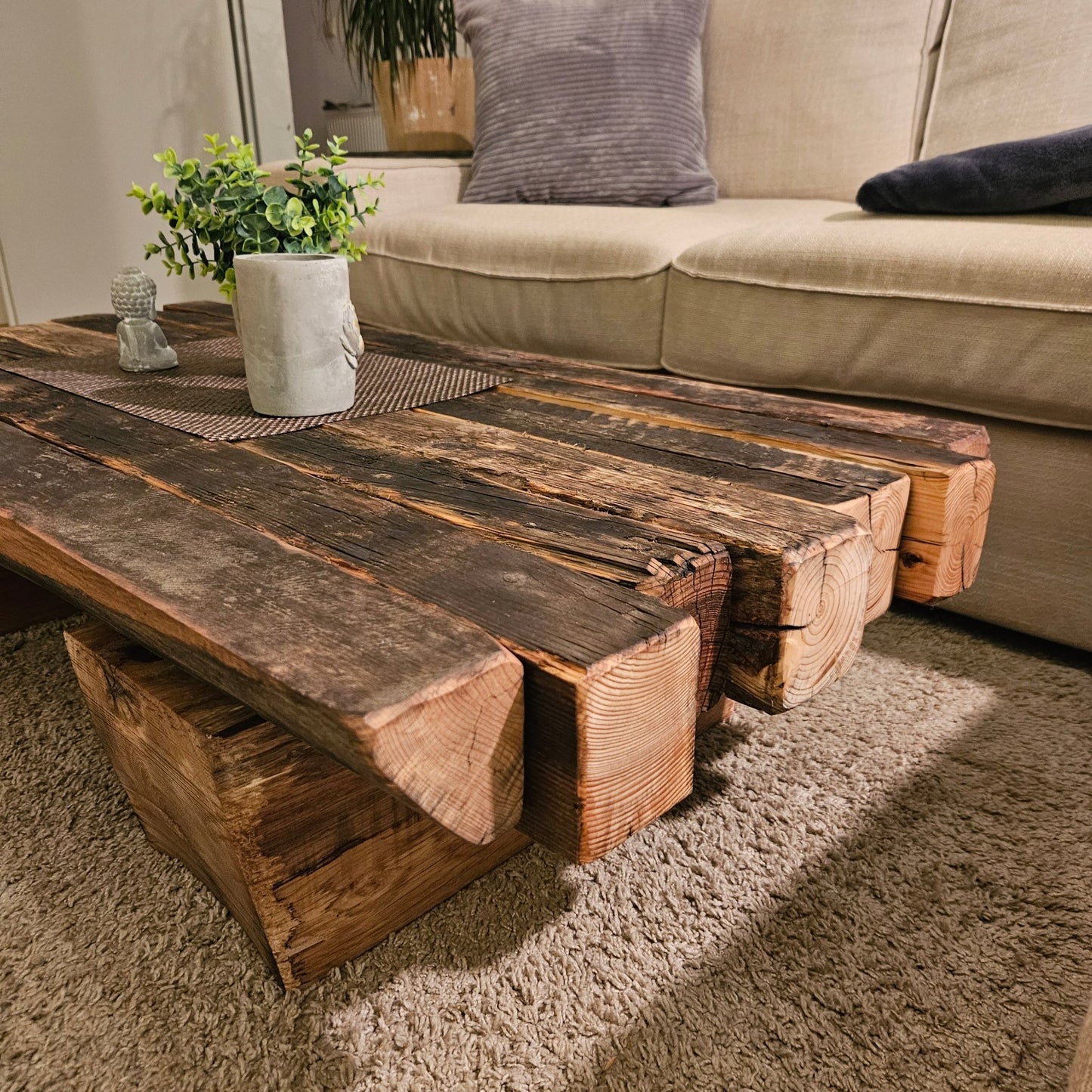 Couchtisch "Loftana" aus massiven alten Balken - Woodequipment24