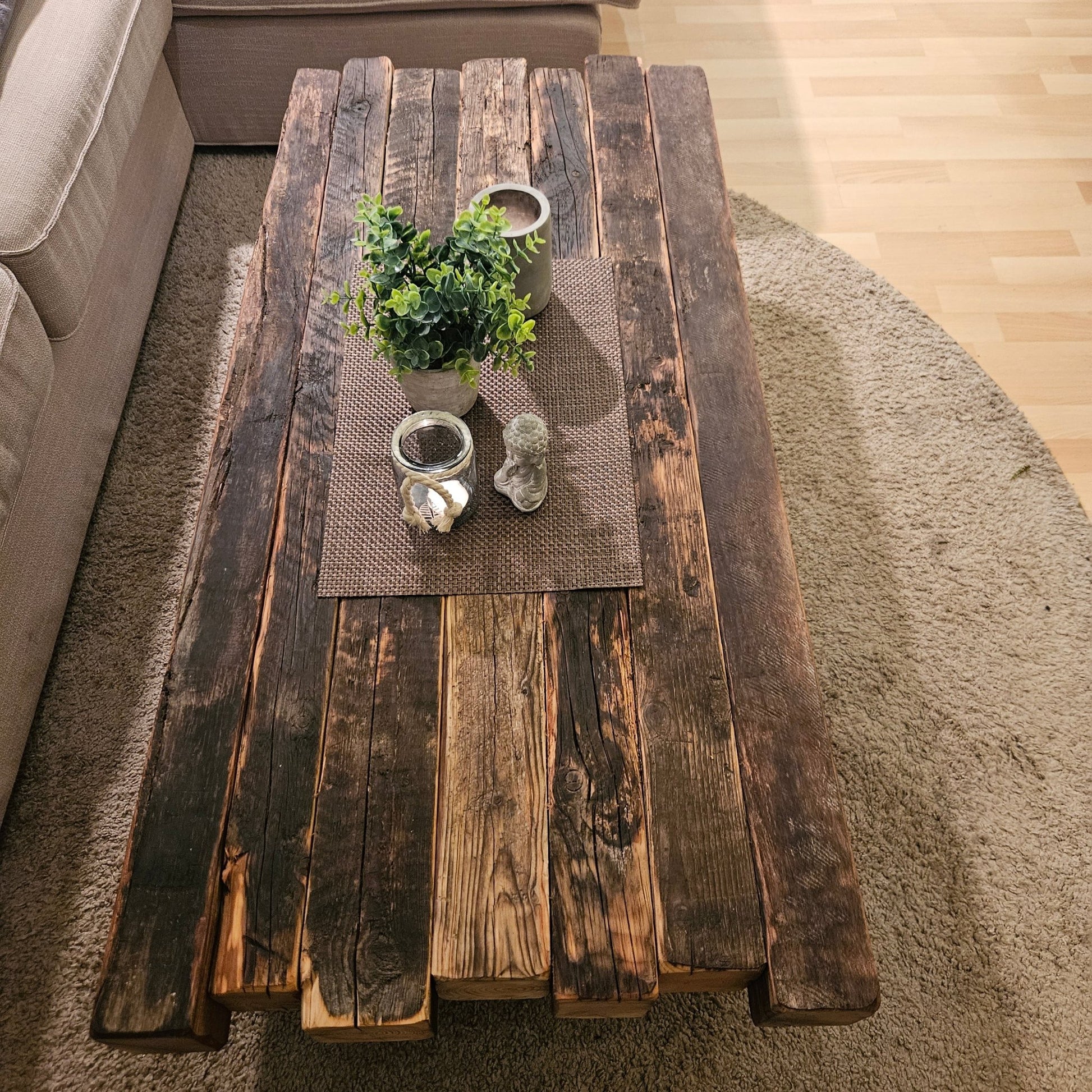 Couchtisch "Loftana" aus massiven alten Balken - Woodequipment24