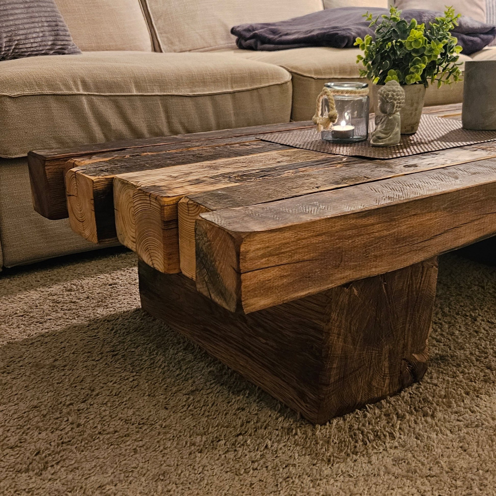 Couchtisch "Loftana" aus massiven alten Balken - Woodequipment24