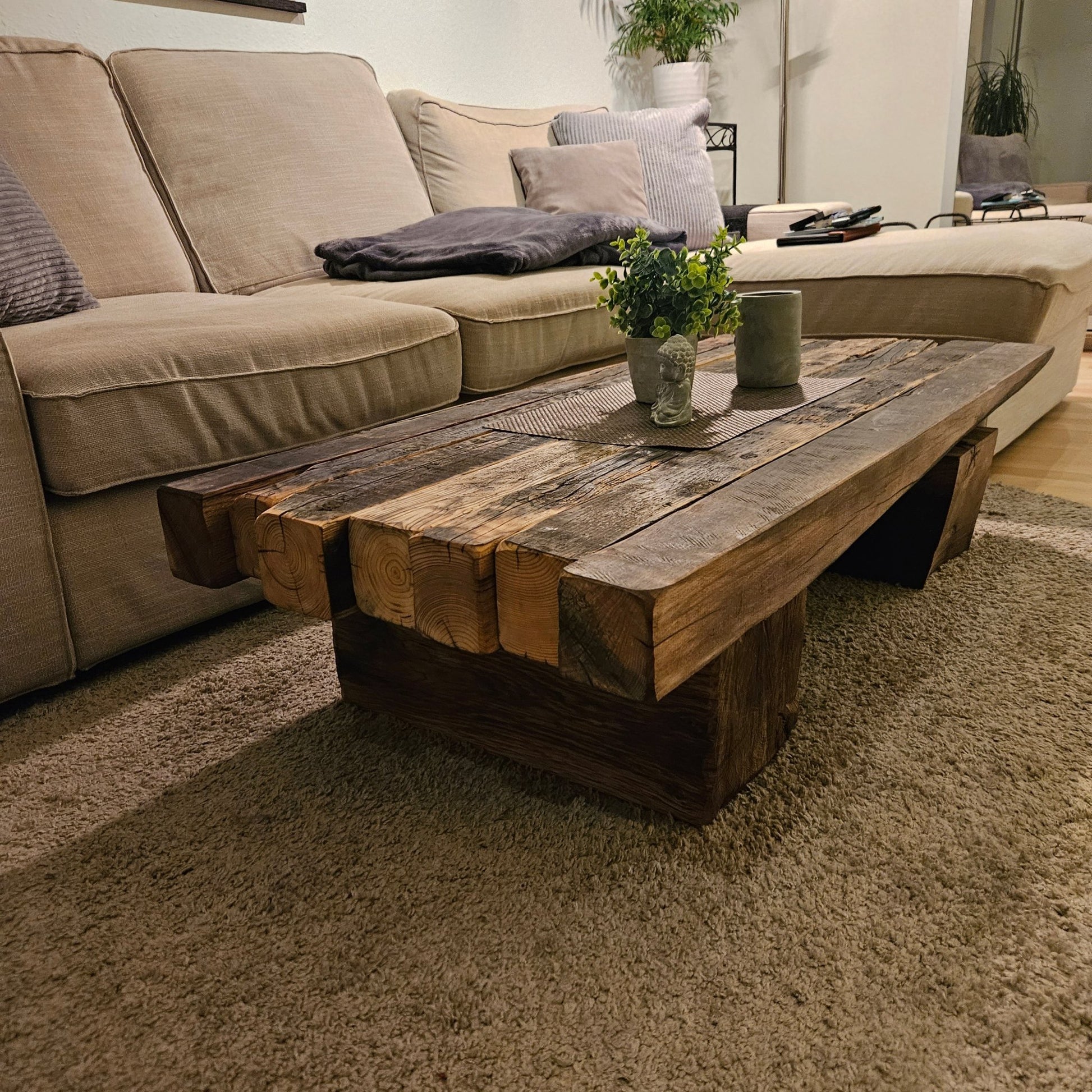Couchtisch "Loftana" aus massiven alten Balken - Woodequipment24