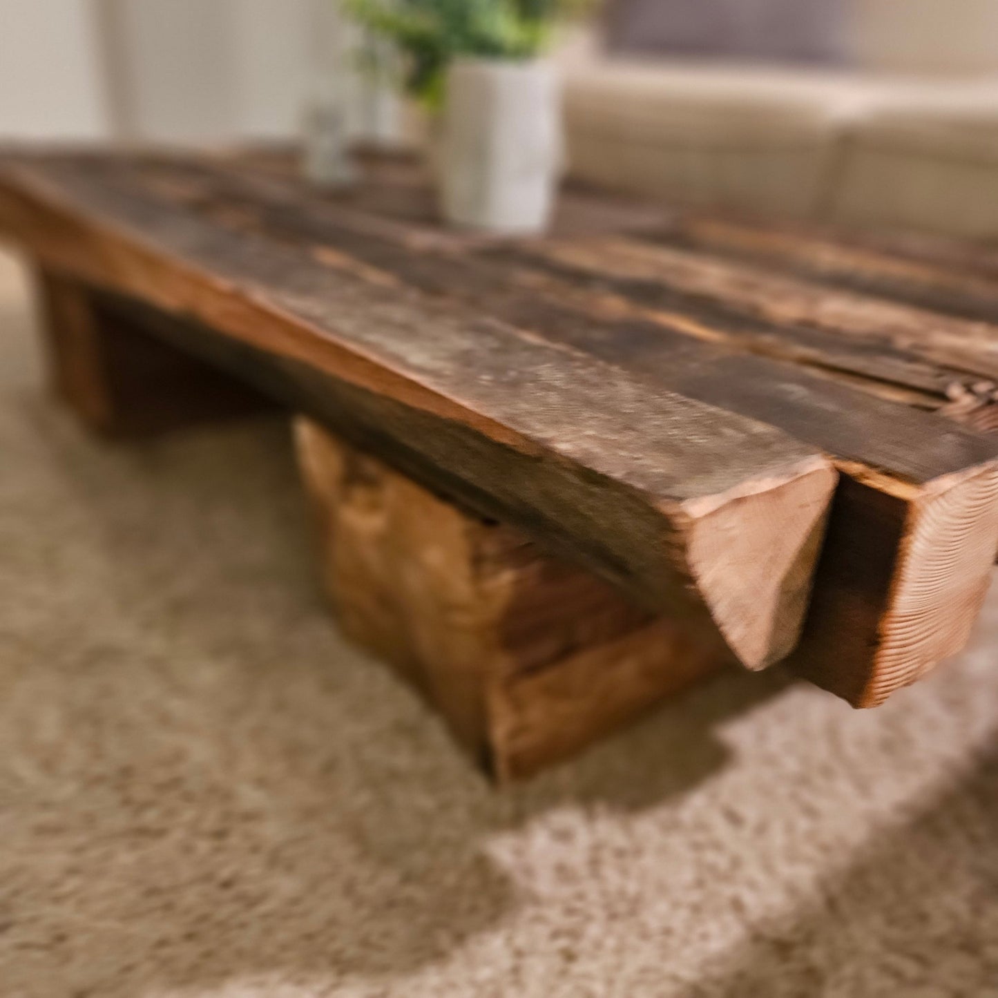 Couchtisch "Loftana" aus massiven alten Balken - Woodequipment24
