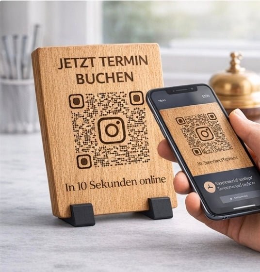 Eiche QR Code Schild personalisiert 15×25 cm – Instagram, Google Bewertung oder Terminbuchung – Holz graviert mit Halter - Woodequipment24