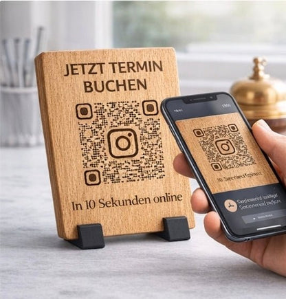 Eiche QR Code Schild personalisiert 15×25 cm – Instagram, Google Bewertung oder Terminbuchung – Holz graviert mit Halter - Woodequipment24