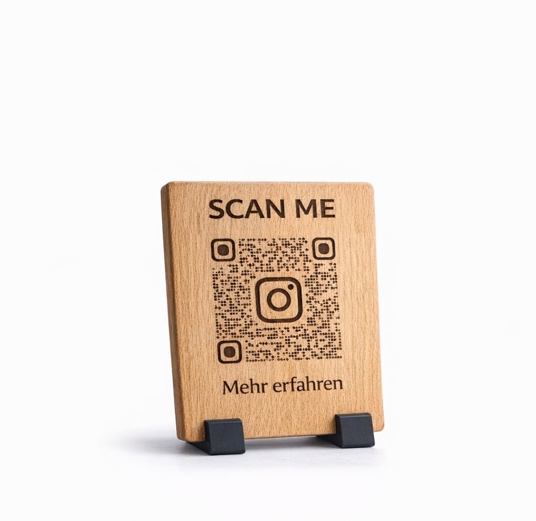 Eiche QR Code Schild personalisiert 15×25 cm – Instagram, Google Bewertung oder Terminbuchung – Holz graviert mit Halter - Woodequipment24