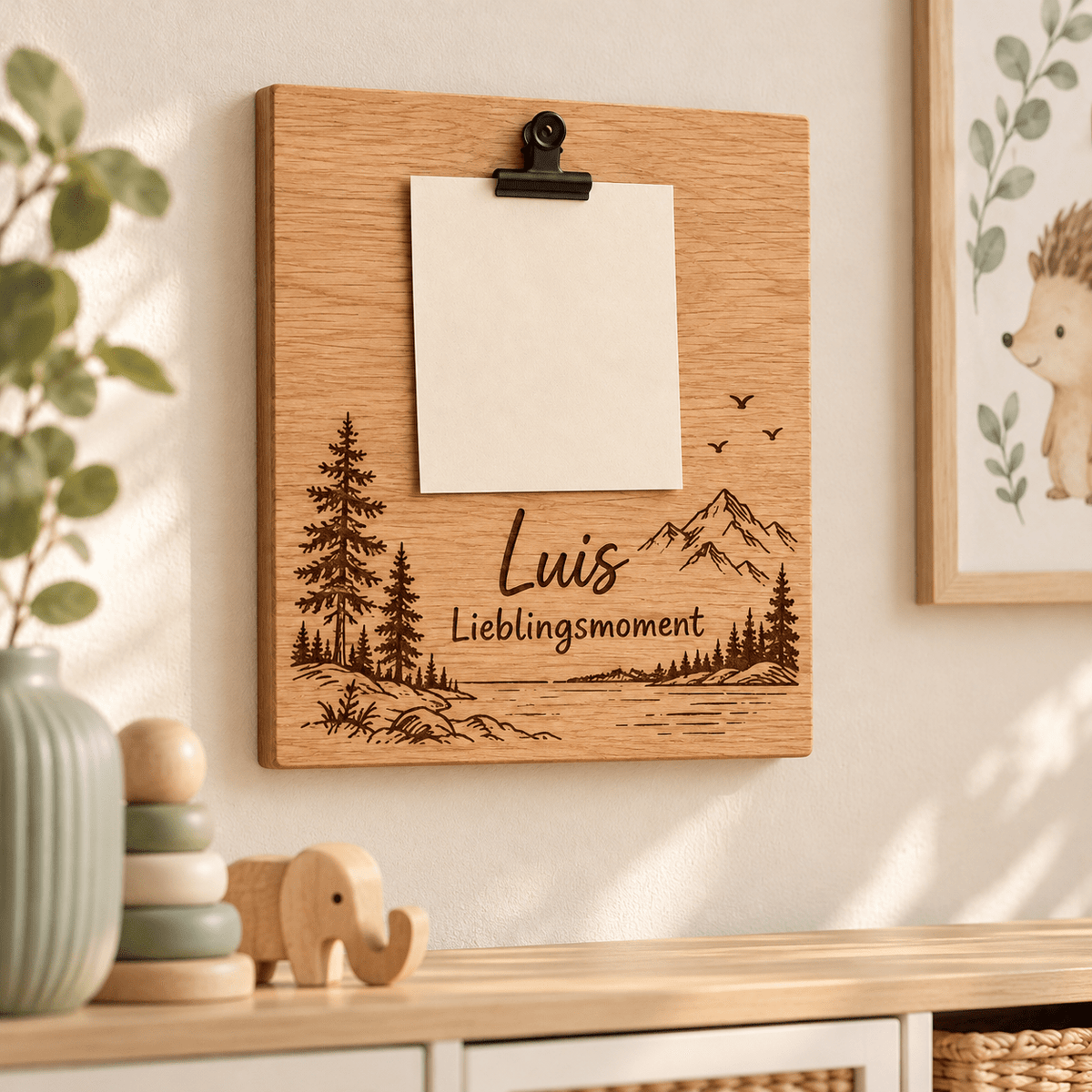 Erinnerungskarte – Personalisierte Fototafel mit Metallclip, Kinderzimmer-Beispiel; digitale Gestaltungsvisualisierung