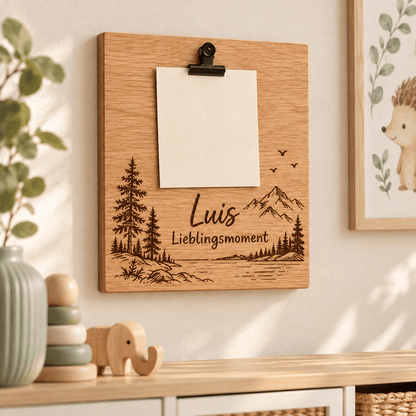 Erinnerungskarte – Personalisierte Fototafel mit Metallclip, Kinderzimmer-Beispiel; digitale Gestaltungsvisualisierung