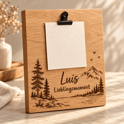 Erinnerungskarte – Personalisierte Fototafel mit Metallclip, Gravur und Holzdetail; digitale Gestaltungsvisualisierung