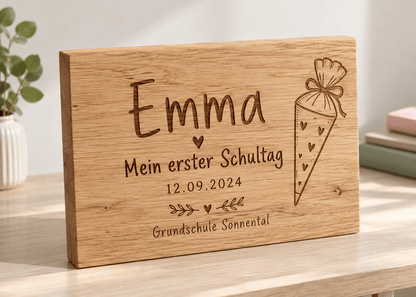 ErsterSchultag – Erinnerungstafel zur Einschulung aus Eiche – Produktansicht mit Beispielpersonalisierung