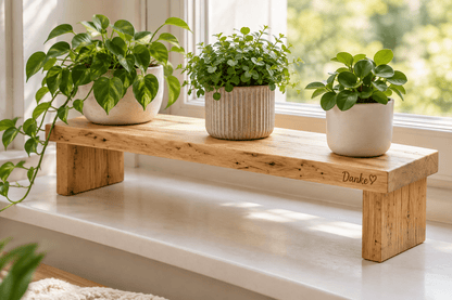 Fensterstufe – Pflanzenpodest aus heller Wurmeiche – Produktansicht mit Beispielpersonalisierung