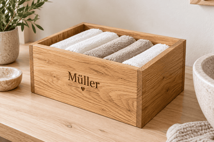 Gästehandtuchplatz – Gästehandtuchkorb aus Eiche – Produktansicht mit Beispielpersonalisierung