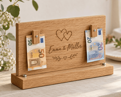 Geschenkplatz – Geldgeschenk-Aufsteller zur Hochzeit aus Eiche – Produktansicht mit Beispielpersonalisierung