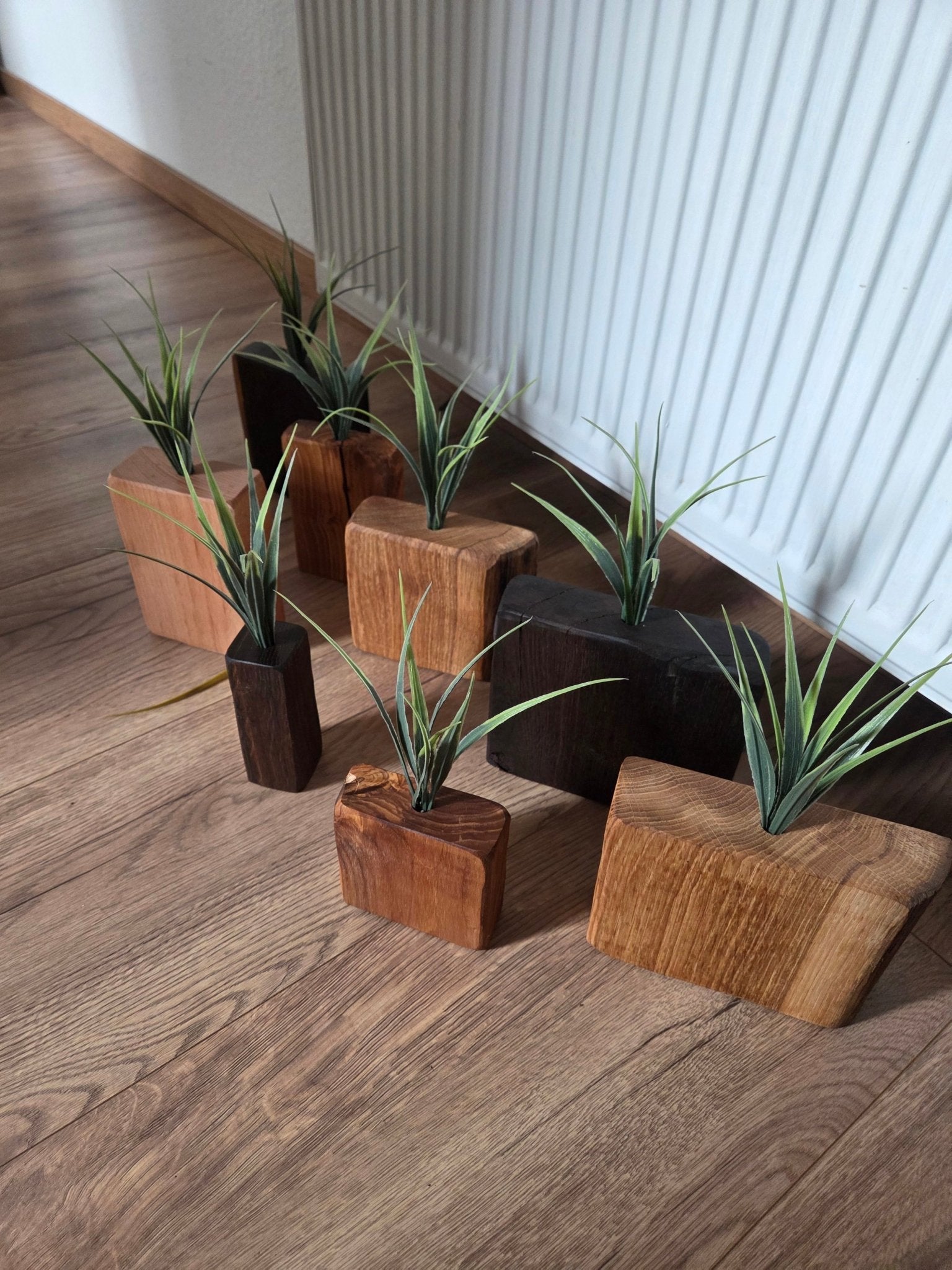 Handgefertigte Mini - Holzvasen mit Trockenblumen – Naturdeko im Set aus verschiedenen Hölzern - Woodequipment24